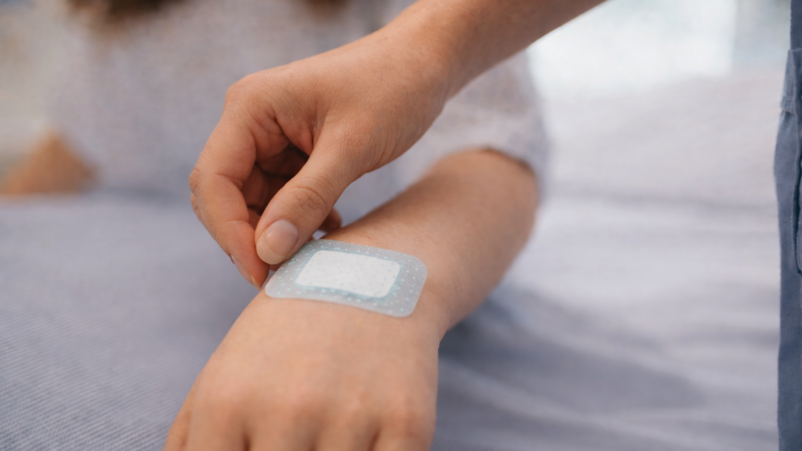 Curativo com prata: o que é e quando faz diferença no cuidado de feridas?